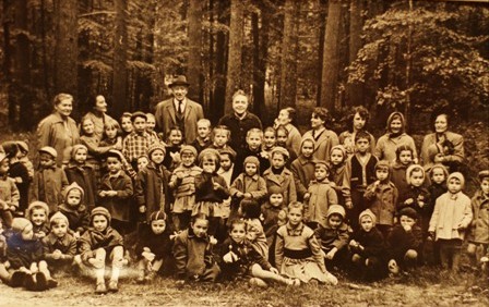 К.И. Чуковский с детьми в Переделкино.